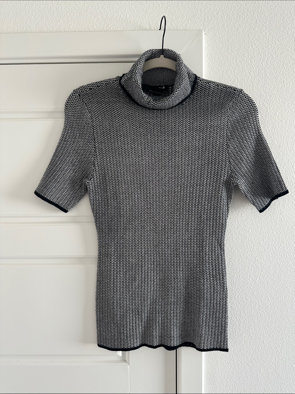 NWT White House Black Market Black and White Textured Knit Top Small